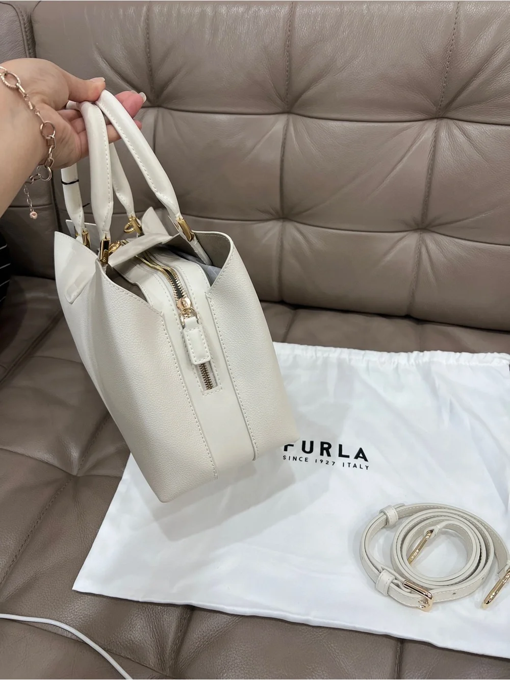 Furla Cometa M Tote – Sample Collection